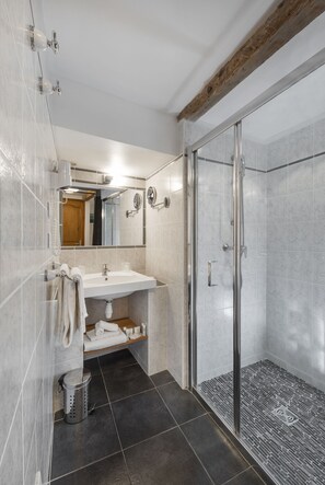Double Room (Charme) | Bathroom | Deep soaking tub, free toiletries, hair dryer, slippers - Hôtel L'instant Sévigné (Grignan)