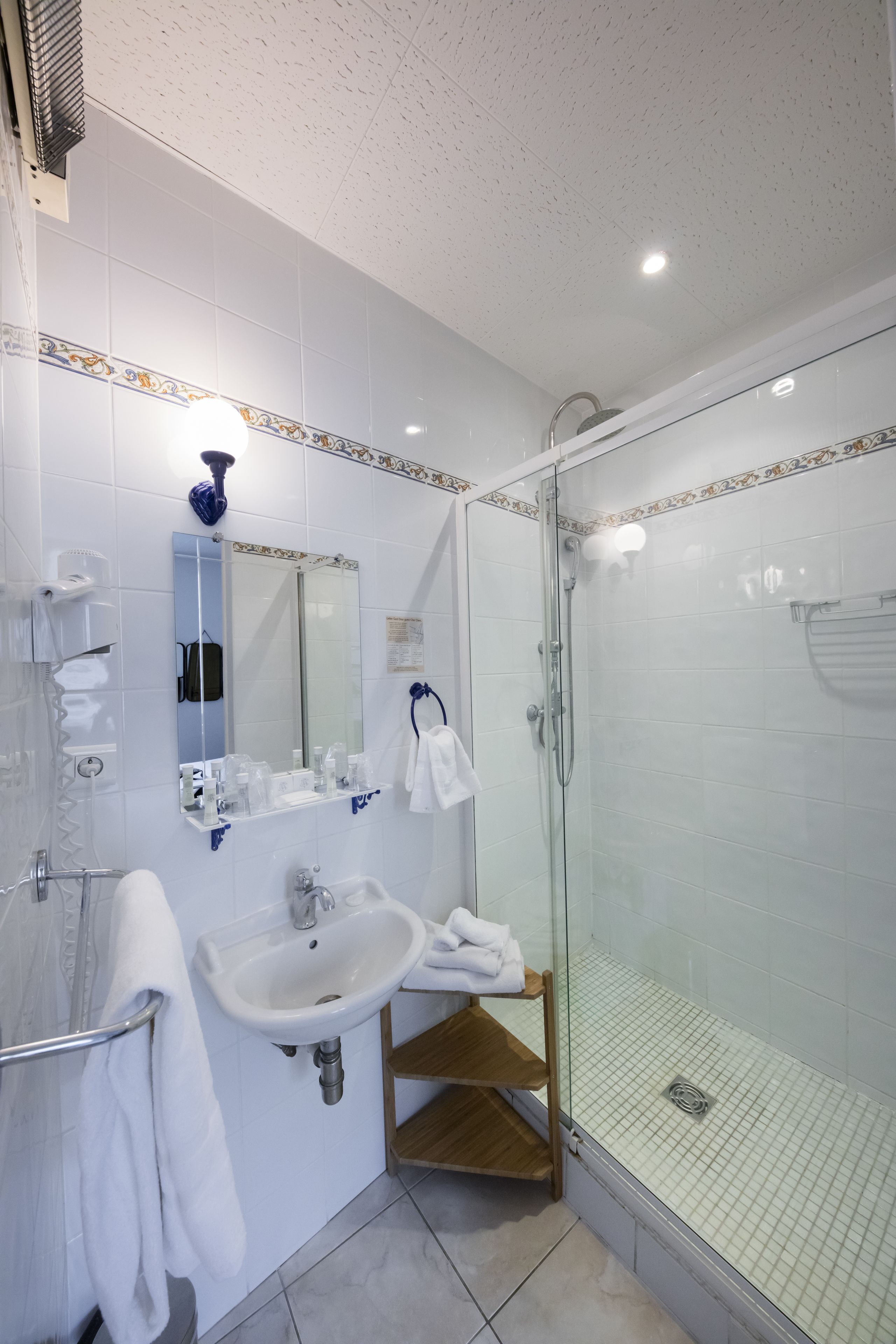 double room (escale) | bathroom | deep-soaking bathtub, free toiletries, hair dryer, slippers