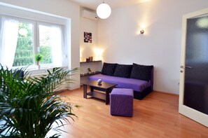 Estudio (Barbara) | Área de sala de estar | Televisión de pantalla plana 