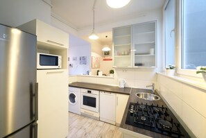 Studio (Khaleesi) | Yksityinen keittiö | Jääkaappi, liesi, astianpesukone, kahvin-/teenkeitin