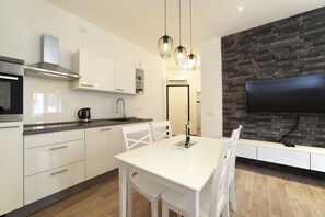 公寓 (2nd floor) | 私人厨房 | 冰箱、炉灶、电热水壶、厨具/餐具