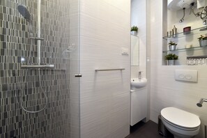 Apartment (1st floor) | Bathroom | Shower, towels, soap