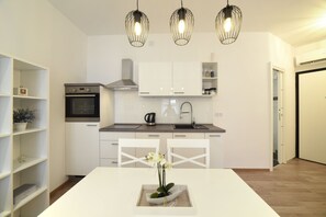 Appartement (2nd floor) | Cuisine privée | Réfrigérateur, plaque de cuisson, bouilloire électrique