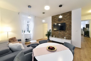 Apartment (1st floor) | Essbereich im Zimmer