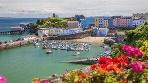 A coastal town with colorful buildings, a harbor with numerous boats, and a sandy beach. - Lancaster Apartment - Central Tenby (Tenby)