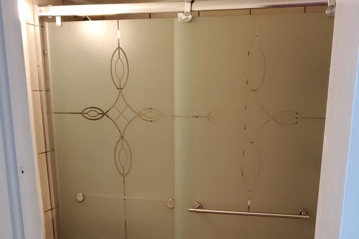 Romantisch huis, 1 kingsize bed, niet-roken, uitzicht op het strand | Badkamer | Een aparte badkuip en douche, een diep bad, handdoeken
