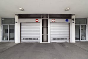 مواقف سيارات مجانية