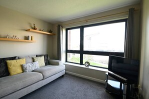 TV, books - ArcView: SEC/Hydro 2 bed flat with amazing views & Parking (Glasgow)