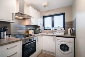 Fridge, microwave, oven, stovetop - ArcView: SEC/Hydro 2 bed flat with amazing views & Parking (Glasgow)