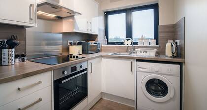 ArcView: SEC/Hydro 2 bed flat with amazing views & Parking