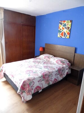 Habitación básica, 1 cama matrimonial | Wifi gratis, ropa de cama y acceso para silla de ruedas 