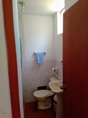 Basic Double Room | Bathroom