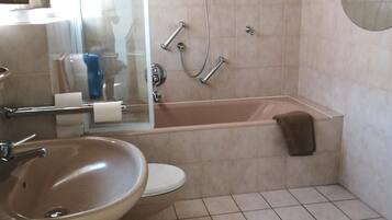 Deep soaking tub, towels