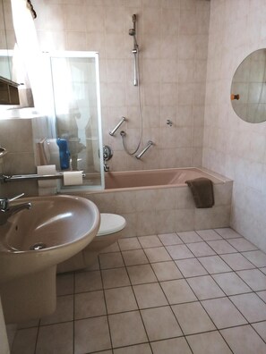 Deep-soaking bathtub, towels - Monteurzimmer Stuhr (Stuhr)