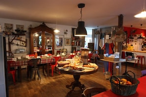 Breakfast and dinner served  - Moulin de la Beraudaie (Bohal)