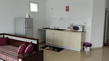 Full-size fridge, microwave, stovetop, coffee/tea maker