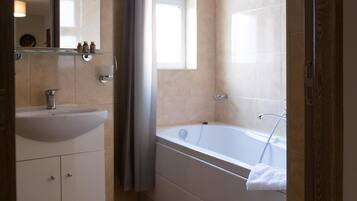 Basic-lejlighed - byudsigt | Badeværelse | Dybe badekar, gratis toiletartikler, hårtørrer, håndklæder