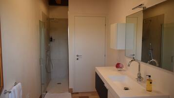 Room | Bathroom | Shower, rainfall showerhead, free toiletries, hair dryer