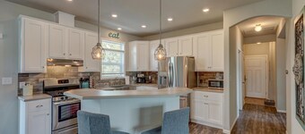 Delwyn House- PET FRIENDLY-15 Min to Ski Cooper w/ HOT TUB!