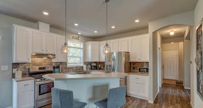 Delwyn House - PET FRIENDLY-15 Min to Ski Cooper w / HOT TUB!