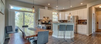 Delwyn House- PET FRIENDLY-15 Min to Ski Cooper w/ HOT TUB!