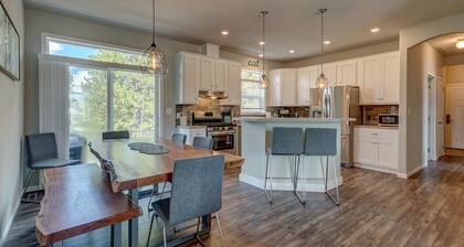 Delwyn House- PET FRIENDLY-15 Min to Ski Cooper w/ HOT TUB!