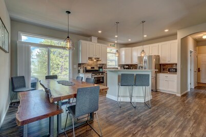 Delwyn House- PET FRIENDLY-15 Min to Ski Cooper w/ HOT TUB!