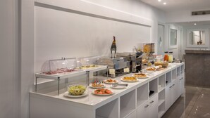 A buffet setup with various food items and beverages. - Hotel Isabella (Sant'Agnello)