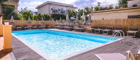 Una piscina al aire libre de temporada (de 09:30 a 18:30), sombrillas