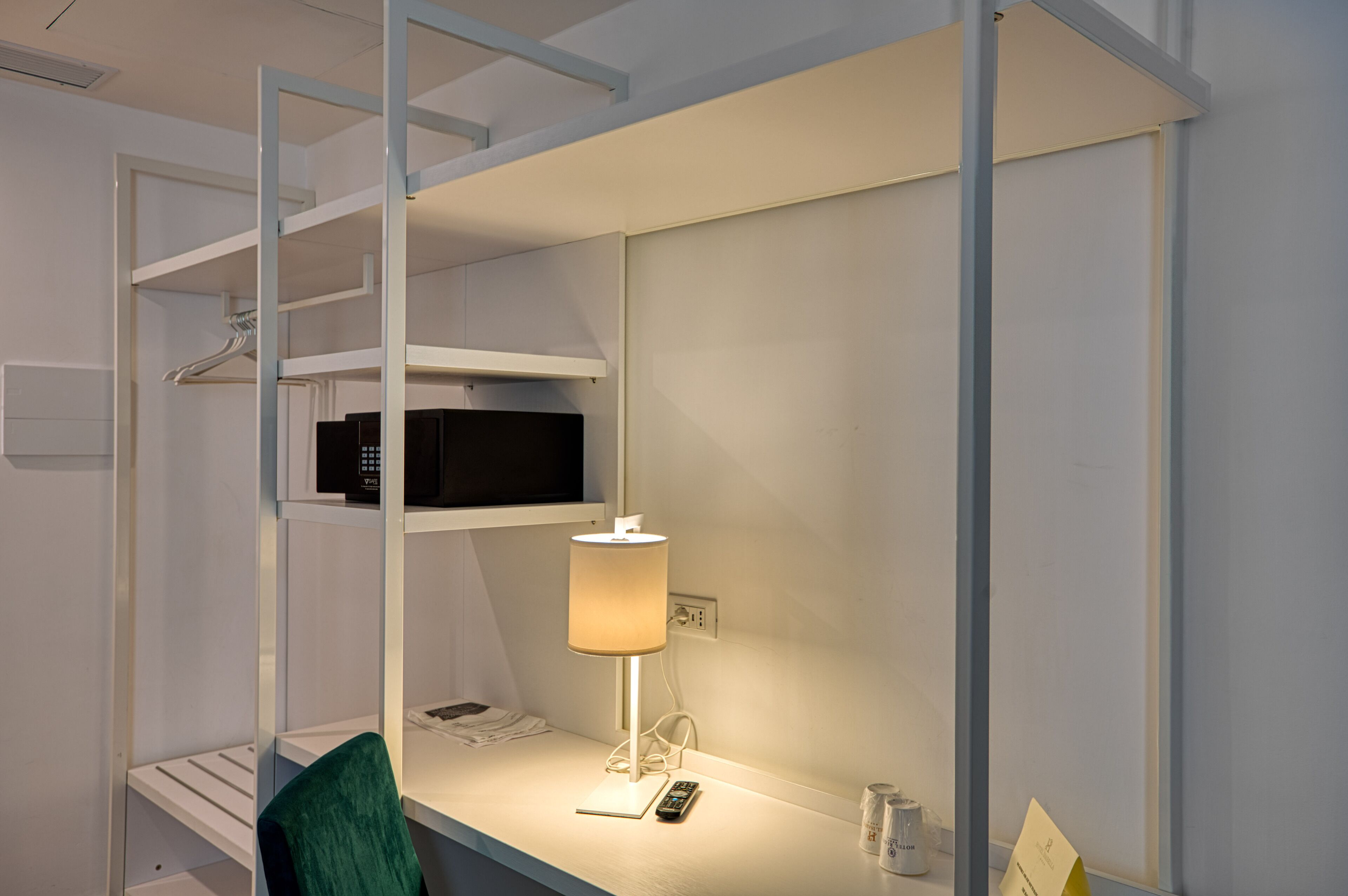 single room | premium bedding, down duvets, in-room safe, desk