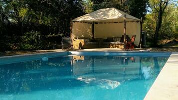 Kolam renang outdoor musiman, dengan payung kolam renang