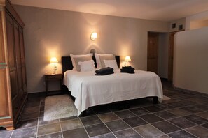 Tweepersoonskamer (Louis) | Een bureau, verduisterende gordijnen, een strijkplank/strijkijzer