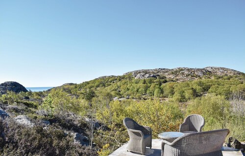 Awesome home in Lindesnes with house sea view