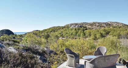 Awesome home in Lindesnes with house sea view