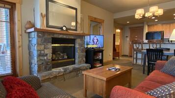 Kondominium (ME207) | Ruang keluarga | TV layar datar, perapian, dan pemutar DVD