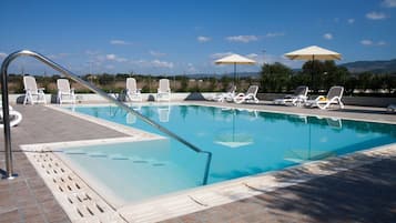 Piscina stagionale all'aperto, ombrelloni da piscina, lettini