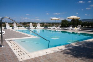 Seasonal outdoor pool, pool umbrellas, pool loungers - Serravalle Relais & Country Villa (Chiaramonte Gulfi)
