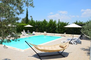 Seasonal outdoor pool, pool umbrellas, sun loungers - Serravalle Relais & Country Villa (Chiaramonte Gulfi)