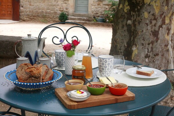 Free daily continental breakfast