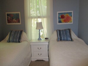 Room - Three Season Cottage Close to Family Pool (Wells)
