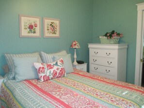 2 bedrooms, Internet - Three Season Cottage Close to Family Pool (Wells)