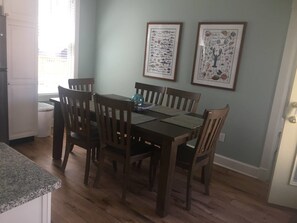 Microondas, lavavajillas y utensilios de cocina 