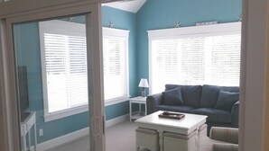 TV - Cozy Cottage on Quiet Cul-de-sac (Wells)