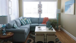 Flat-screen TV - Beautiful Year Round Duplex Unit With Custom Kitchen & Large Private Patio (Wells)