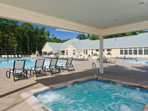 Beautiful Year Round Duplex Unit With Custom Kitchen & Large Private Patio