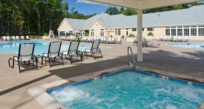 Beautiful Year Round Duplex Unit With Custom Kitchen & Large Private Patio