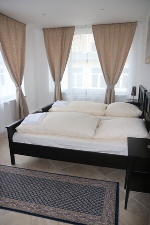 Quadruple Room, Shared Bathroom | Soundproofing, iron/ironing board, free WiFi - Bed Budget City Center Hannover - Hostel (Hannover)