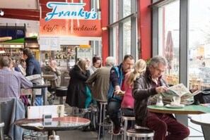 Sarapan prasmanan setiap hari (EUR 6 per orang)