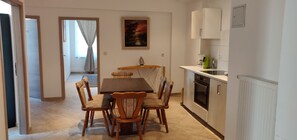 Fridge, stovetop, cookware/dishes/utensils - Bed Budget City Center Hannover - Hostel (Hannover)