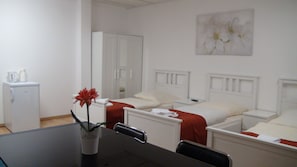 Habitación triple, baño compartido | Sistema de insonorización, tabla de planchar con plancha, wifi gratis